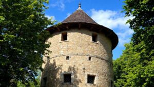 Au cœur de Milly-La-Forêt, ce colombier est un étonnant vestige du passé médiéval de la ville