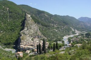 Ce village fortifié des Alpes-de-Haute-Provence est un des plus beaux de France, un livre d’histoire 