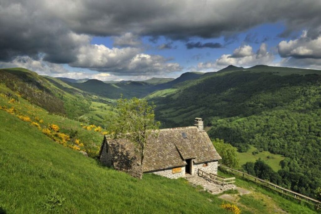 Le Cantal révèle ce plus beau village de France volcanique, un village de caractère en Auvergne