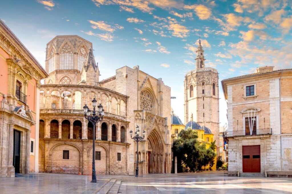 Moins chère que Barcelone, cette ville côtière espagnole à 3h de vol est la nouvelle pépite pour un city-trip ensoleillé 