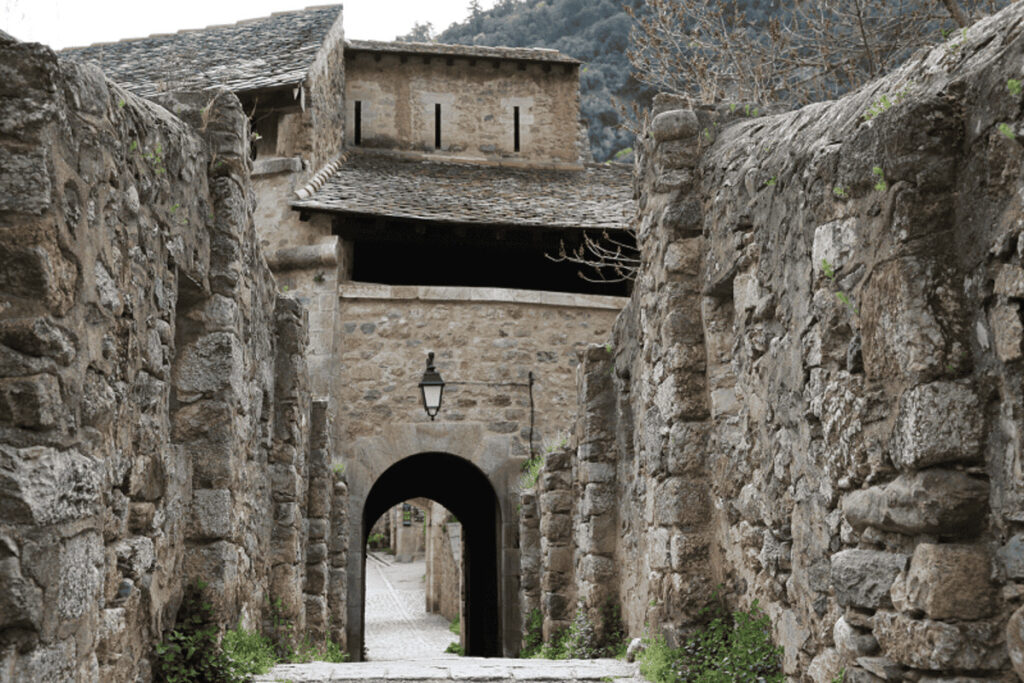 Les Pyrénées-Orientales dévoilent ce plus beau village de France fortifié, un site classé UNESCO