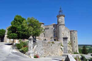 Le Gard vous convie à ce plus beau village de France, un bourg médiéval au cœur de la garrigue 