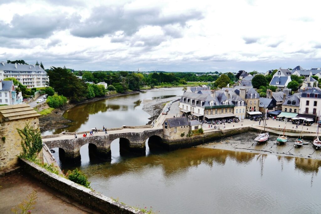 Le Morbihan abrite ce plus beau village de France et son port minuscule aux maisons de granit 