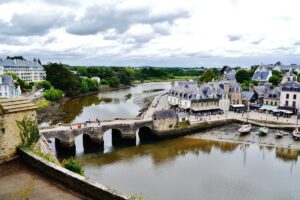 Le Morbihan abrite ce plus beau village de France et son port minuscule aux maisons de granit 