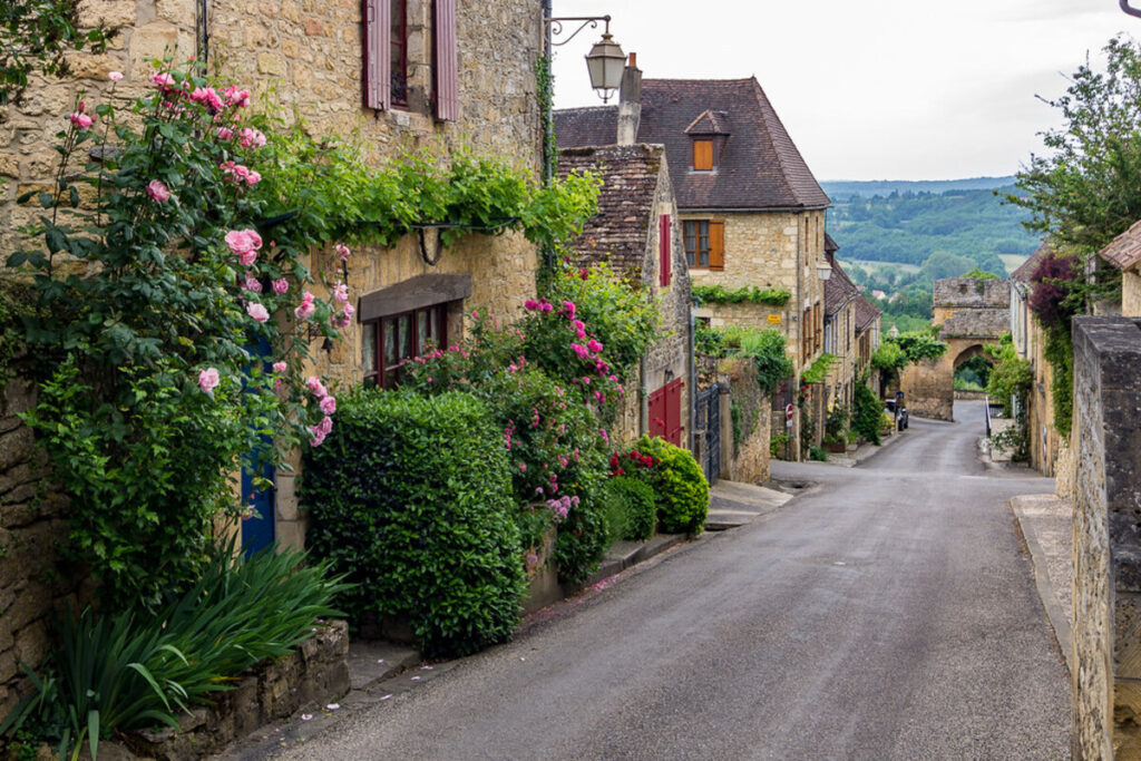 Ce village de Dordogne, avec ses bastides et ses grottes, est un plus beau de France incontournable 