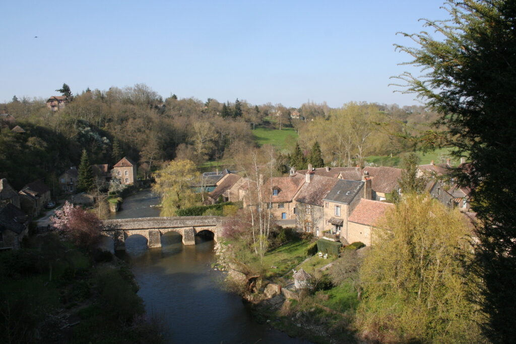 L’Orne dévoile ce plus beau village de France en Normandie, un refuge d’artistes au bord d’une rivière aux couleurs d’or