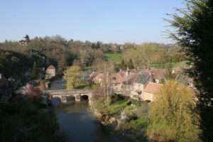 L’Orne dévoile ce plus beau village de France en Normandie, un refuge d’artistes au bord d’une rivière aux couleurs d’or