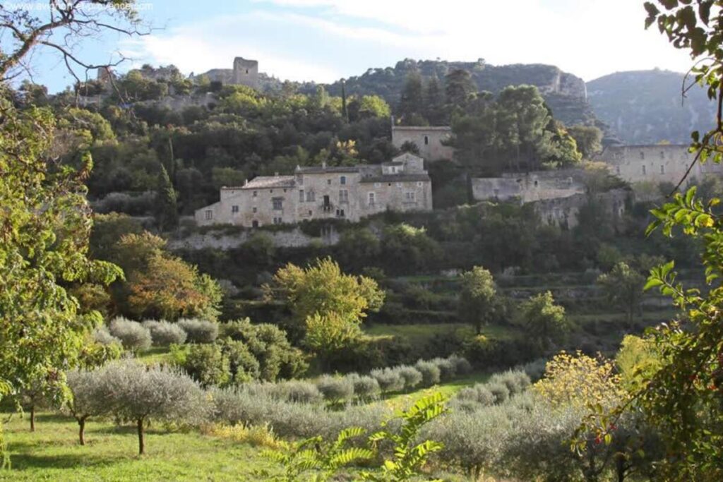 Le village perché du Luberon que les touristes ignorent et où les locaux vont pour être tranquilles