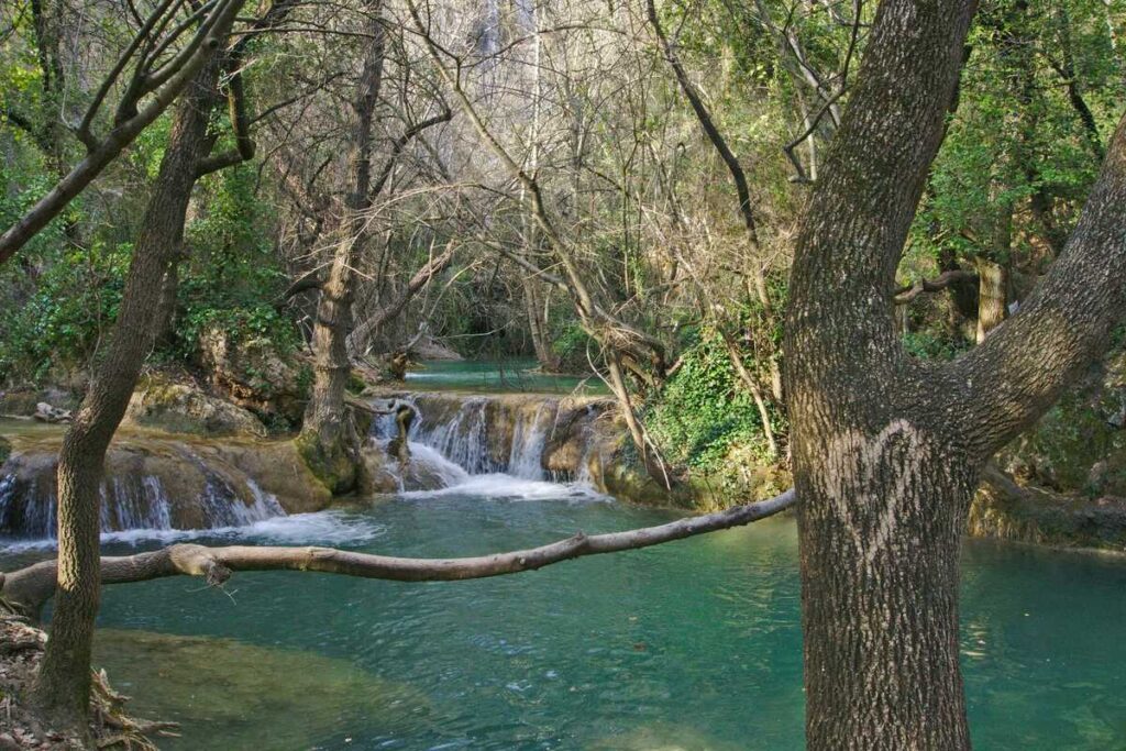 Le Var révèle ce plus beau village de France et sa cascade qui coule en plein cœur du village 