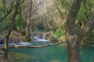 Le Var révèle ce plus beau village de France et sa cascade qui coule en plein cœur du village 
