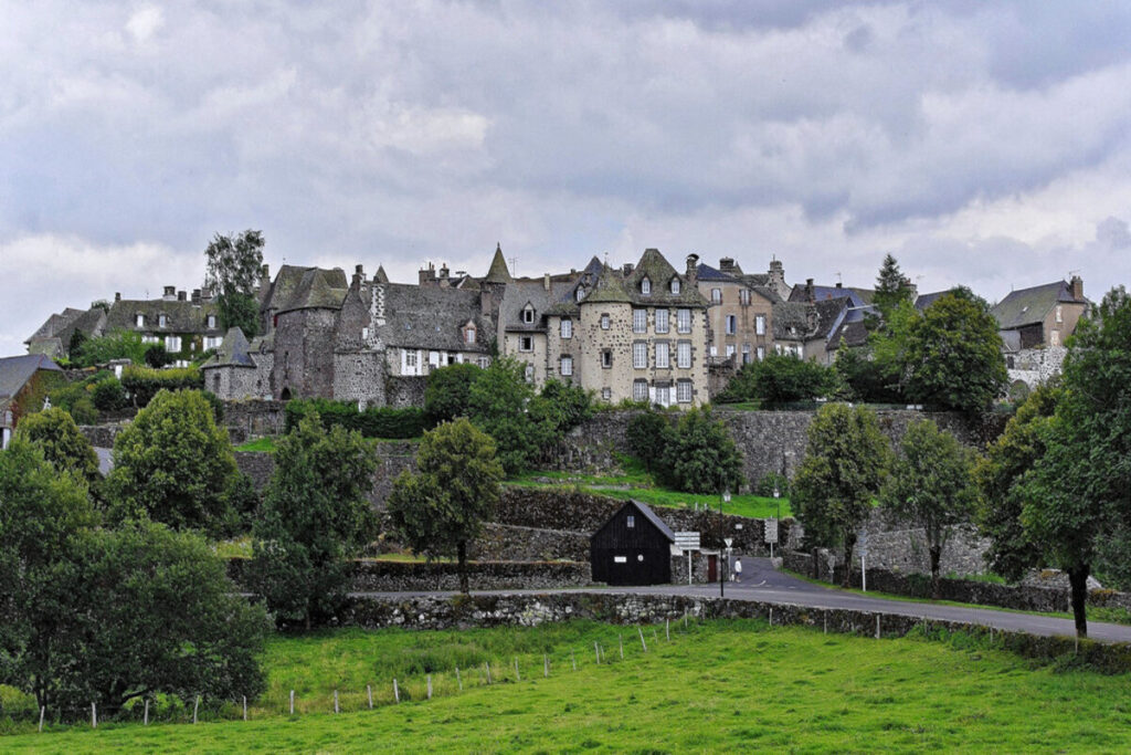 Le Cantal révèle ce plus beau village de France et ses toits de lauze, un joyau d’architecture montagnarde