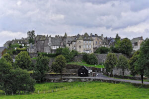 Le Cantal révèle ce plus beau village de France et ses toits de lauze, un joyau d’architecture montagnarde