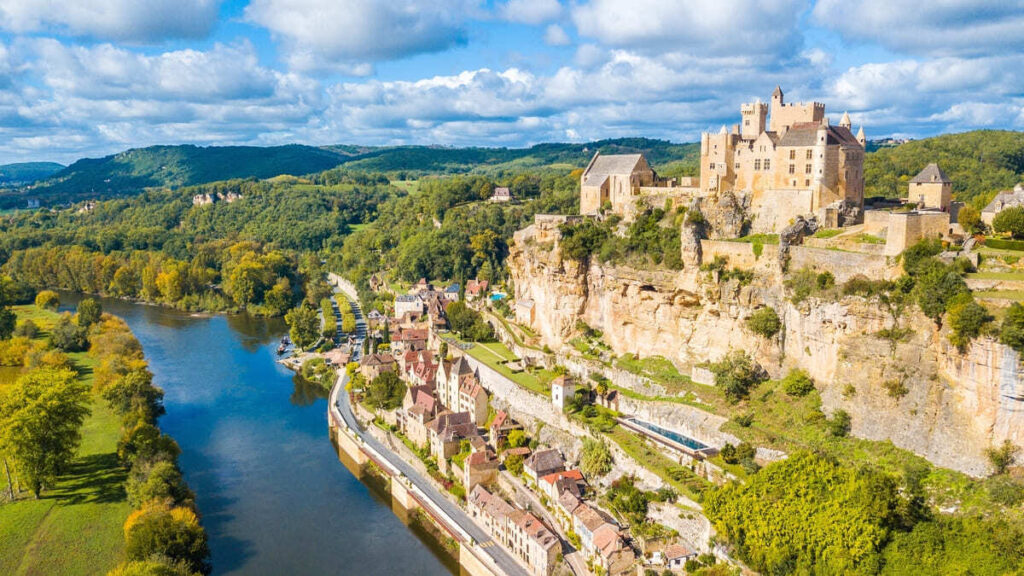 En Dordogne, ce plus beau village de France est dominé par son château majestueux