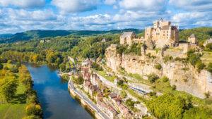 En Dordogne, ce plus beau village de France est dominé par son château majestueux