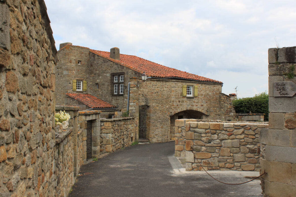 Connaissez-vous ce charmant village perché en Auvergne, classé parmi les plus beaux villages de France ?