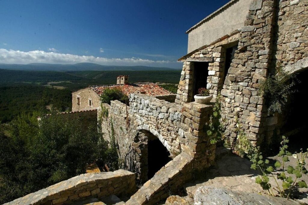 À 30 minutes de Toulon, ce village varois est une pépite médiévale qui échappe aux foules