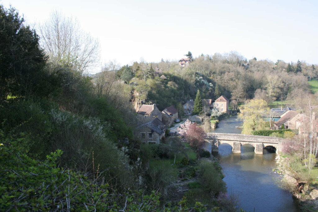 L’Orne cache ce plus beau village de France en Normandie, un village de caractère au bord de la Sarthe 