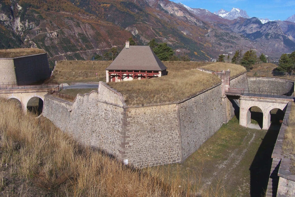 Ce village fortifié par Vauban est si parfait qu’il est classé au patrimoine mondial de l’UNESCO 