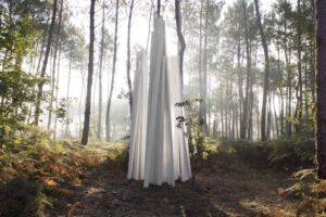 Le secret de cette forêt des Landes : des sculptures monumentales cachées au détour des sentiers 