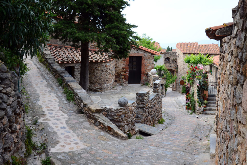 Au pied des Pyrénées, ce village catalan est le plus beau de France, aux couleurs chaudes et vibrantes 