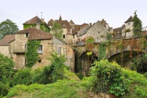 Ce village du Lot, au bord de la Dordogne, est un des plus beaux villages de France