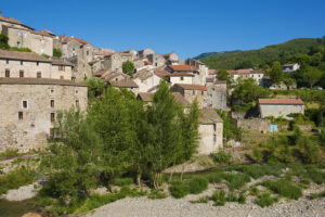 L’Hérault cache un plus beau village de France médiéval avec son pont en dos d’âne emblématique