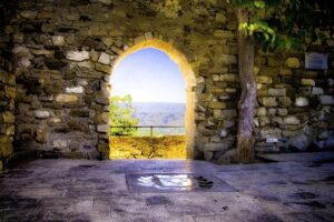 Ce village médiéval est le seul du Var à être entièrement entouré de ses remparts d’origine 