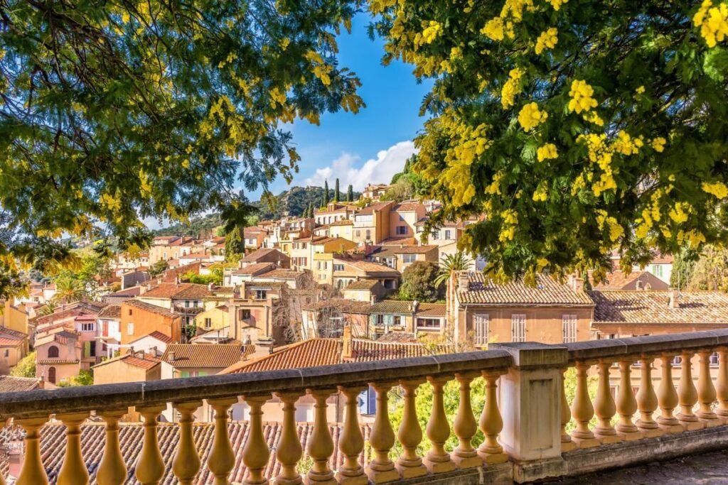 Le Var vous attend : ce village fleuri est le plus beau de France, un paradis méditerranéen inattendu