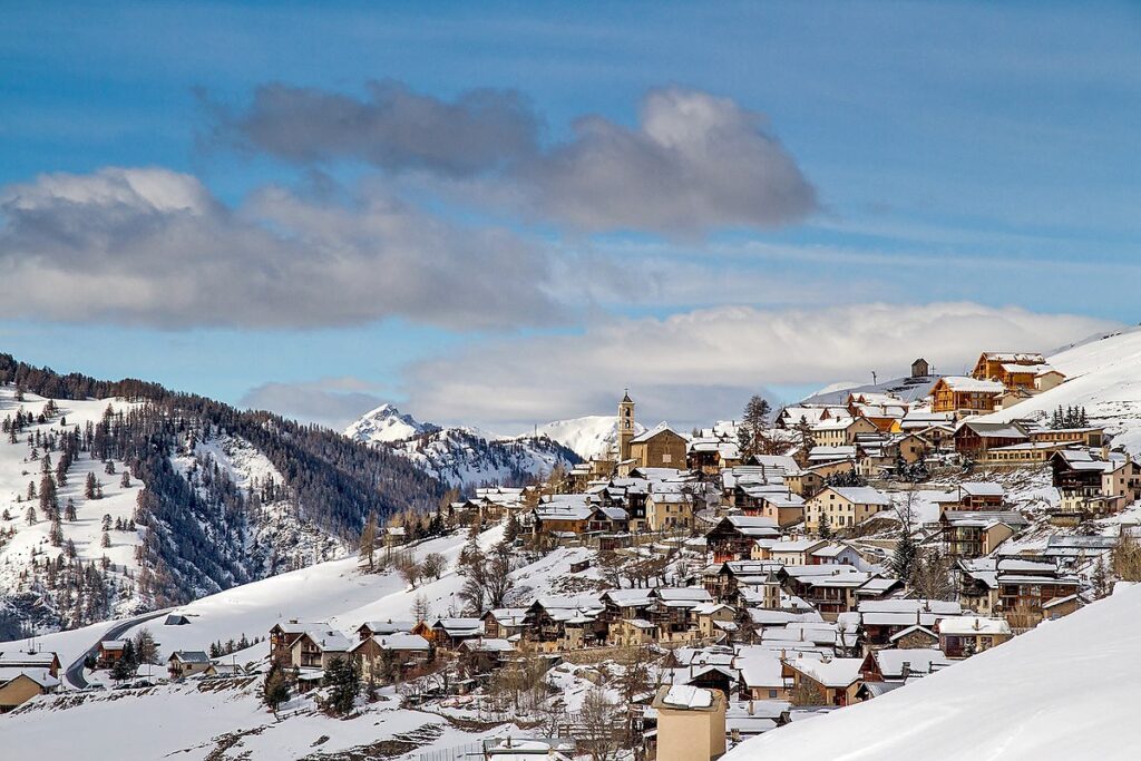 Ce village des Hautes-Alpes à 1h de Gap est le point de départ de randonnées spectaculaires, loin des sentiers battus
