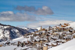 Ce village des Hautes-Alpes à 1h de Gap est le point de départ de randonnées spectaculaires, loin des sentiers battus