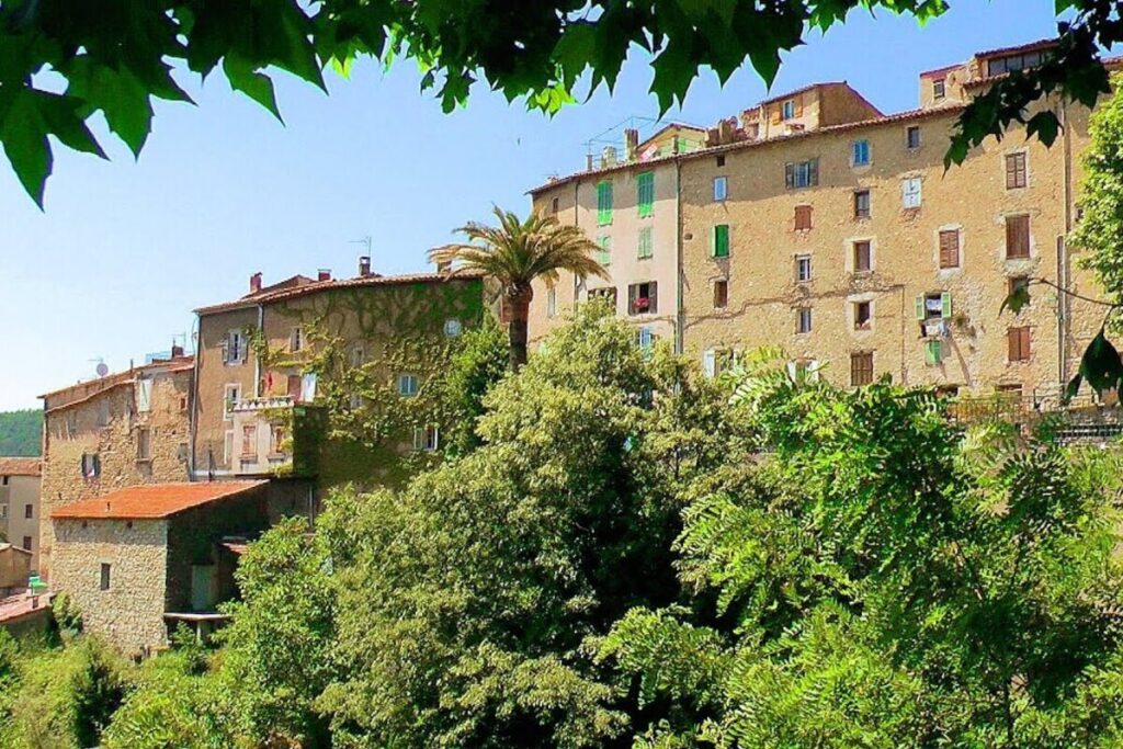 Dans le Var, ce village perché est l’un des plus beaux de France, un écrin provençal secret 