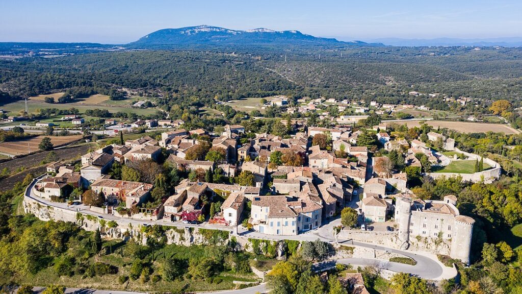 Le Gard dévoile ce plus beau village de France et ses cascades rafraîchissantes