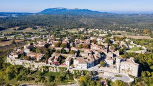 Le Gard dévoile ce plus beau village de France et ses cascades rafraîchissantes 