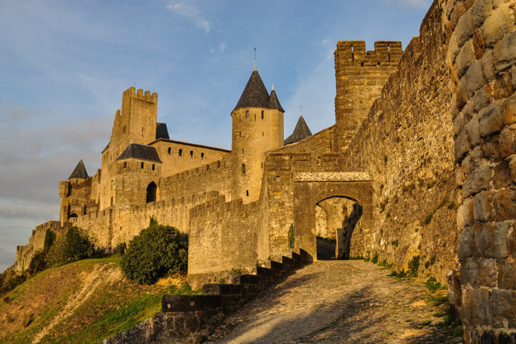 On la surnomme “La Perle du Languedoc” : ce village fortifié est une pure merveille