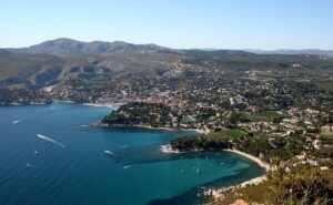Entre criques et maisons blanches, ce village de pêcheurs respire l’air méditerranéen