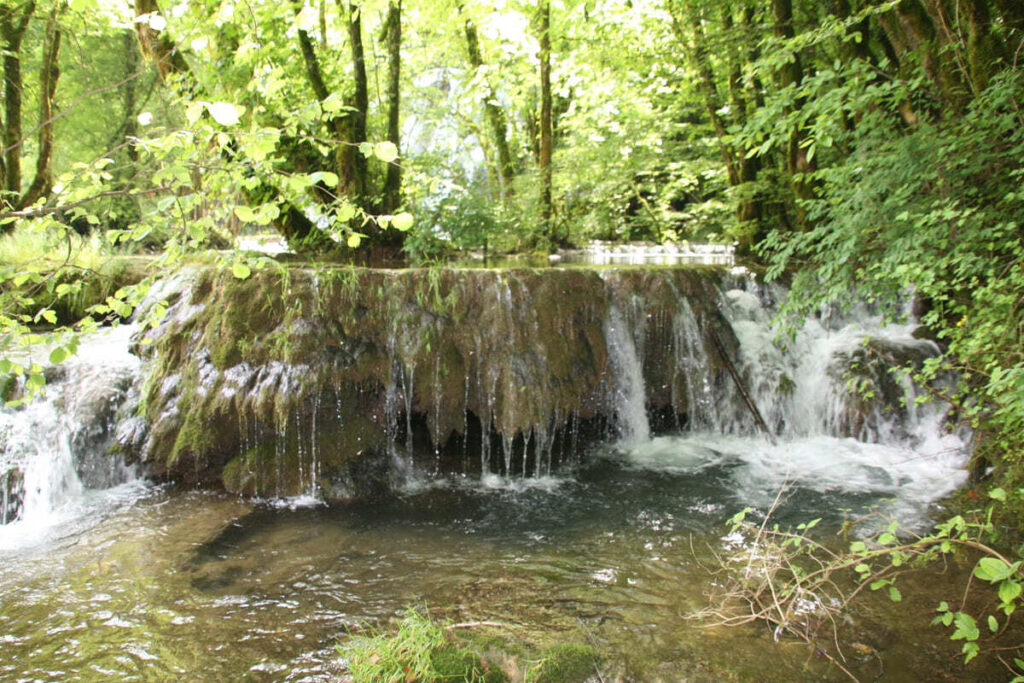 Ce village du Jura abrite une cascade secrète parmi les plus impressionnantes de France
