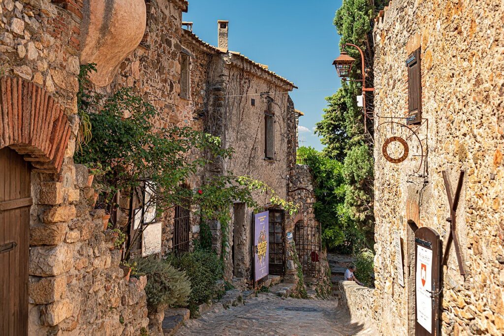Au pied des Pyrénées, ce village catalan est le plus beau de France, aux teintes chaudes et éclatantes