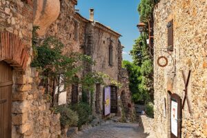 Au pied des Pyrénées, ce village catalan est le plus beau de France, aux teintes chaudes et éclatantes