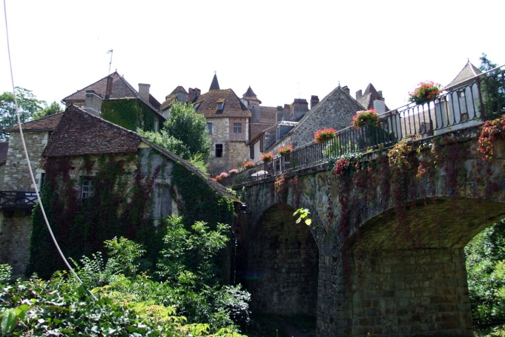 Ce village du Lot, au bord de la Dordogne, figure parmi les plus beaux villages de France