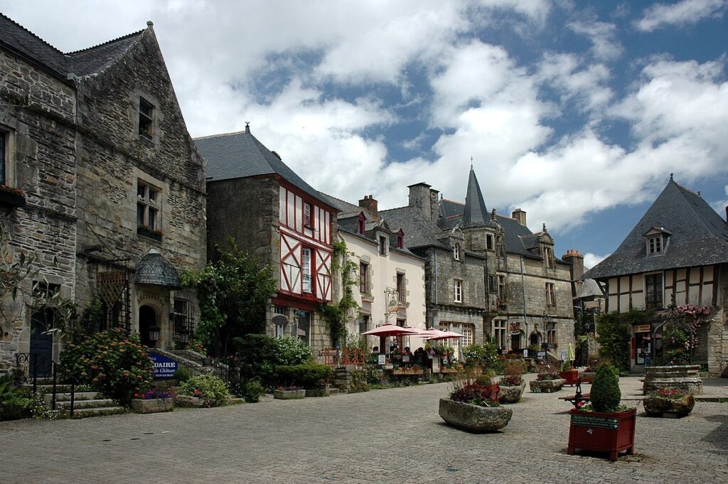 Le Morbihan abrite ce plus beau village de France et son petit port aux maisons de granit