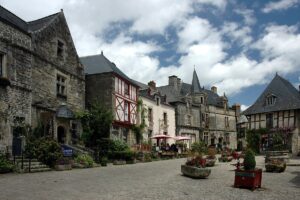 Le Morbihan abrite ce plus beau village de France et son petit port aux maisons de granit