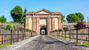 Bâtie sous Louis XIV, cette ville fortifiée est un joyau de l&rsquo;architecture militaire