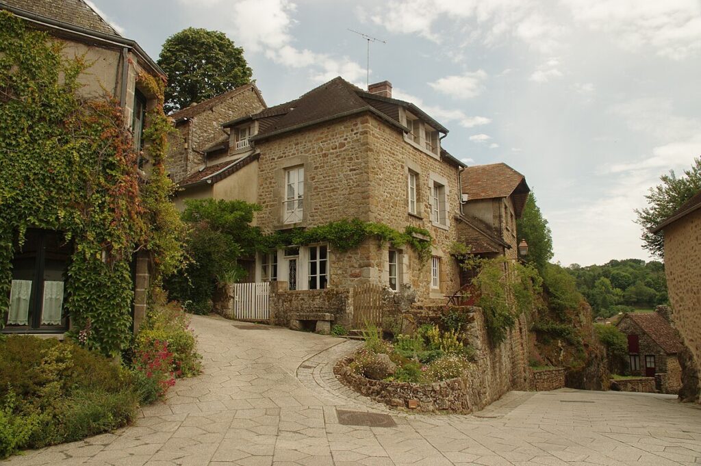 L’Orne cache ce plus beau village de France en Normandie, un bourg de caractère au bord de la Sarthe