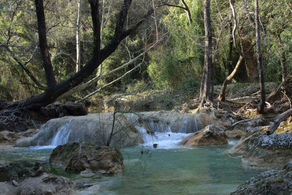 Le Var dévoile ce plus beau village de France et sa cascade qui coule au cœur du bourg