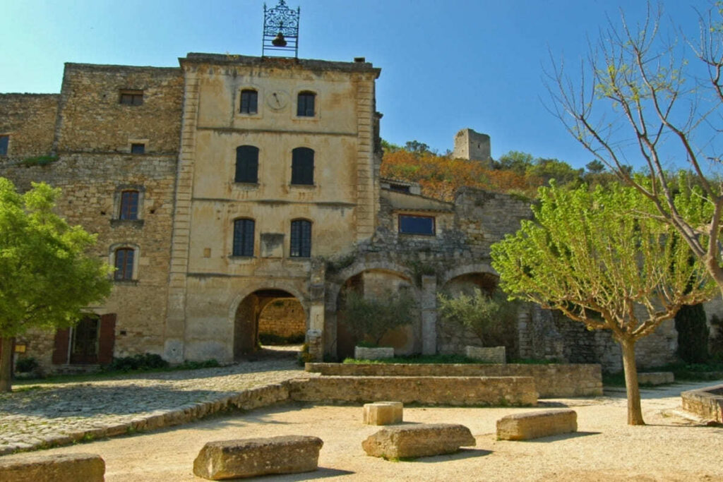 Le village perché du Luberon que les visiteurs ignorent et où les locaux vont pour être tranquilles