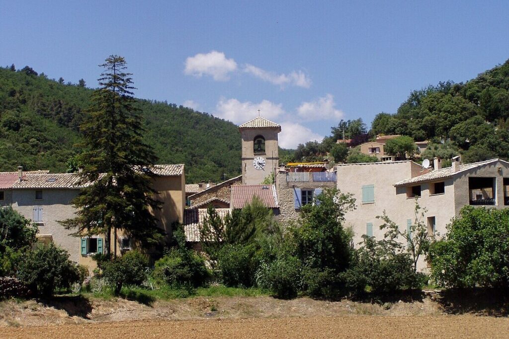 Ce village médiéval est le seul du Var à être totalement entouré de ses remparts d’origine