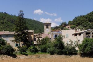 Ce village médiéval est le seul du Var à être totalement entouré de ses remparts d&rsquo;origine