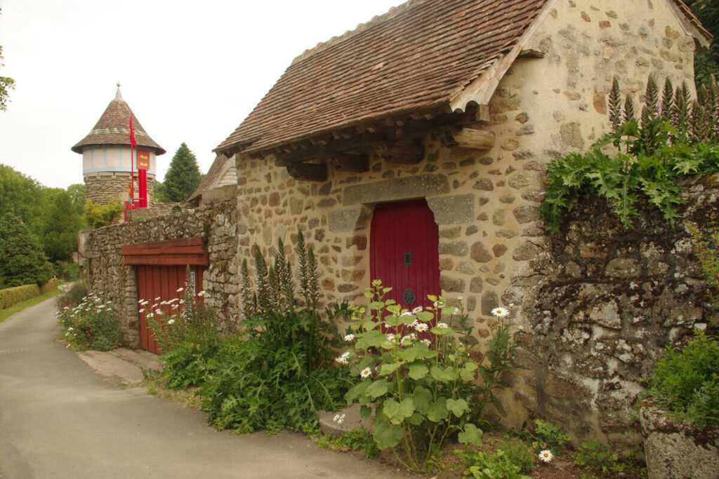 L’Orne cache ce plus beau village de France en Normandie, un bourg de caractère au bord de la Sarthe