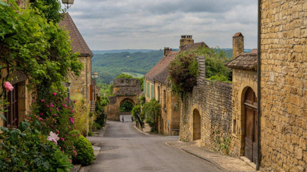 Ce village de Dordogne, avec ses bastides et ses grottes, est un plus beau de France à découvrir