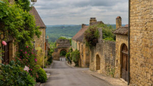 Ce village de Dordogne, avec ses bastides et ses grottes, est un plus beau de France à découvrir